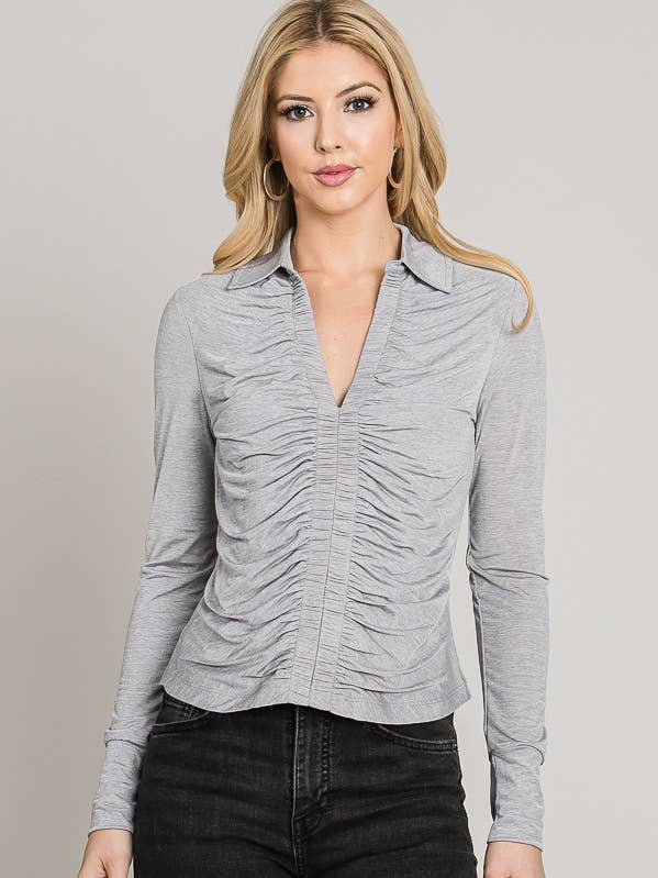 Haut à manches longues et col fendu sur le devant pour la vente par Cerule