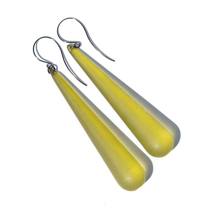 Olivgrün Frosted Lange Teardrop Lucite Statement Ohrringe für den Großhandel von Leetie Lovendale