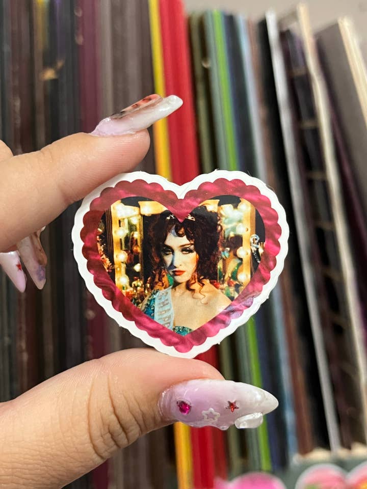 Autocollant de célébrité en forme de cœur Chappell Roan pour la vente par Studio Nena