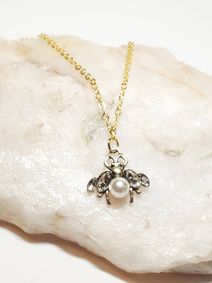 Halskæde vedhæng, Golden Bee for engroshandel hos Jezabel Adornment