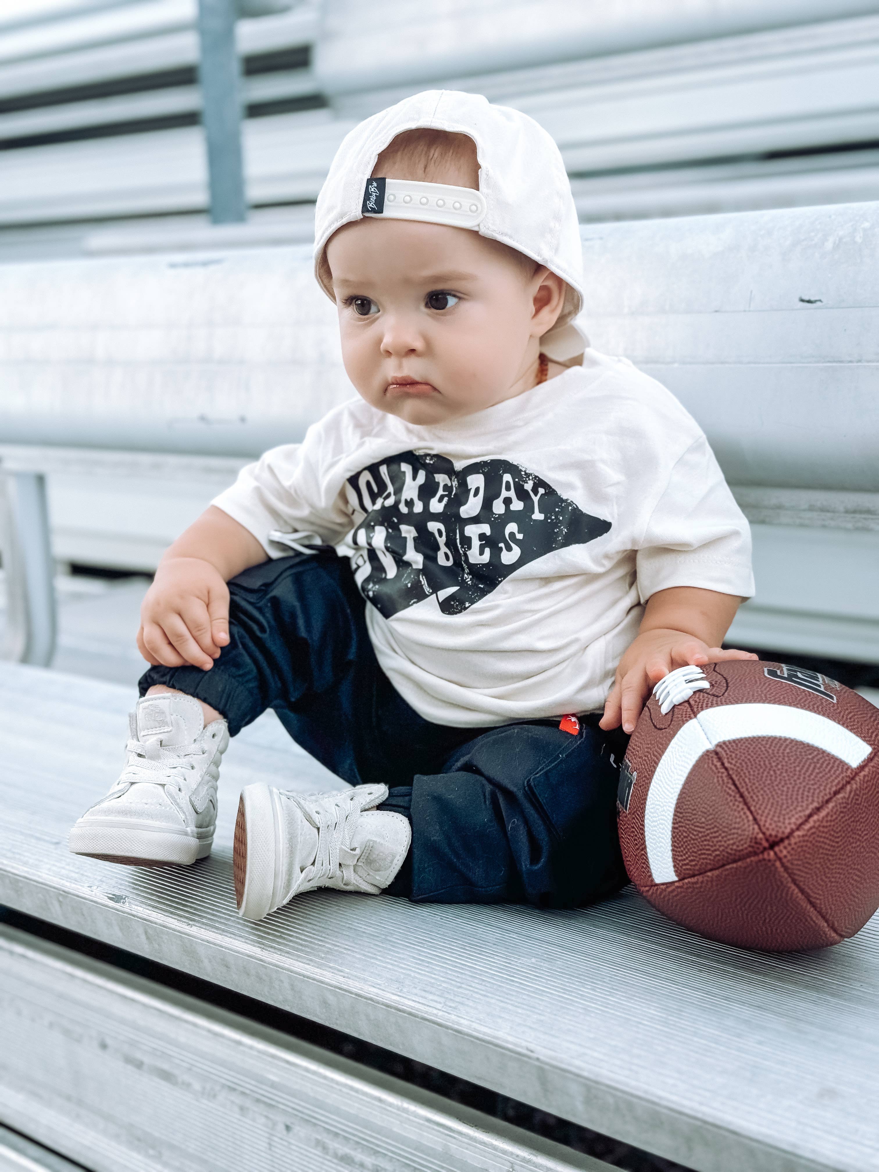 AK CLOTHING COMPANY, LLC - Vente T-shirt sérigraphié – enfant - Game Day Vibes - T-shirt graphique1