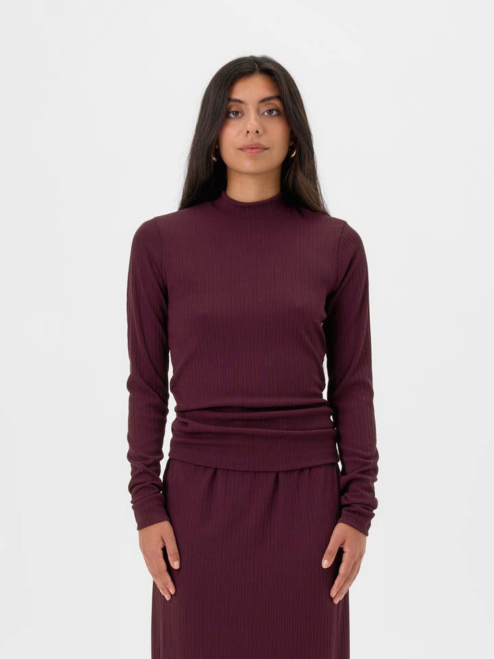 Haut col montant - Figue violette pour la vente par VALERIE C.