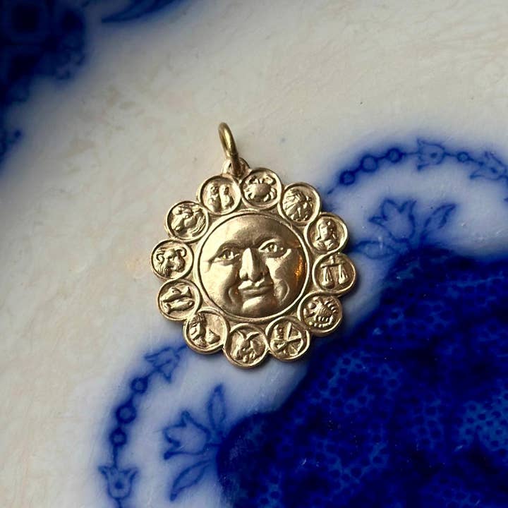 Charme d'astrologie en laiton avec visage de lune cadeau céleste pour la vente par The Brass Era