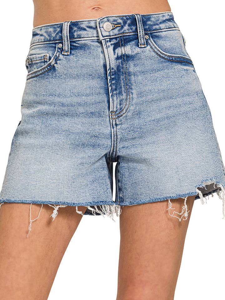 Short en jean à ourlet vieilli pour la vente par Vanilla Monkey