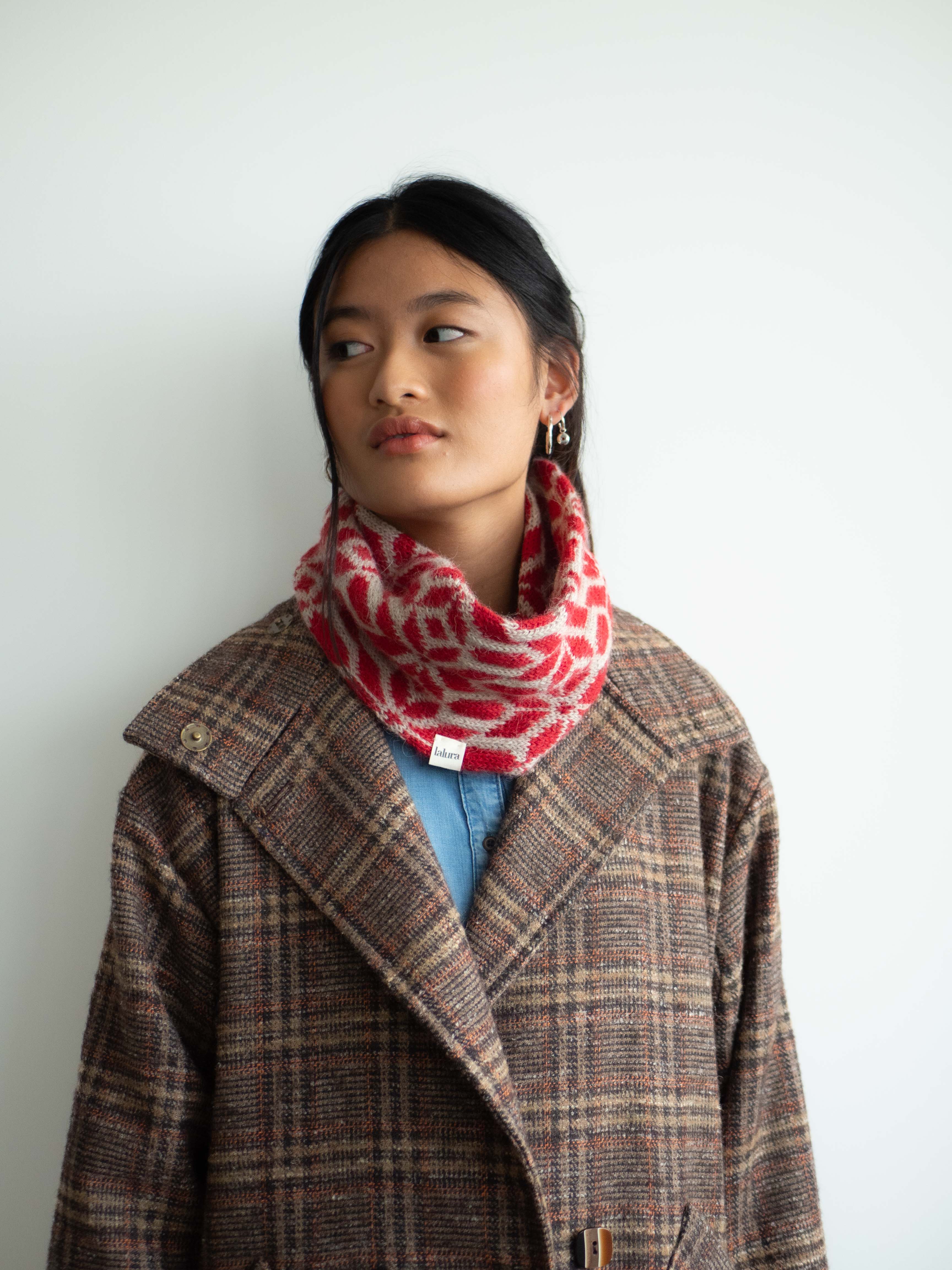 Lalura - Wholesale Scarf - Women's - Tessellated stars neck red2