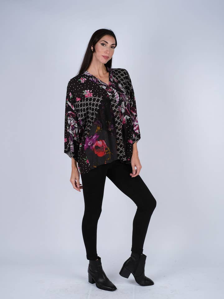 Zwarte Kimono Top met Bloemenprint en Knoopsluiting voor wholesale door Sacred Threads