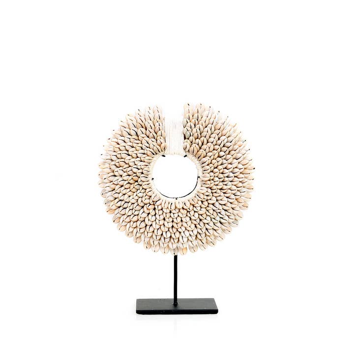 Disque en coquillage blanc Papua sur support - Taille S pour la vente par Bazar Bizar Living