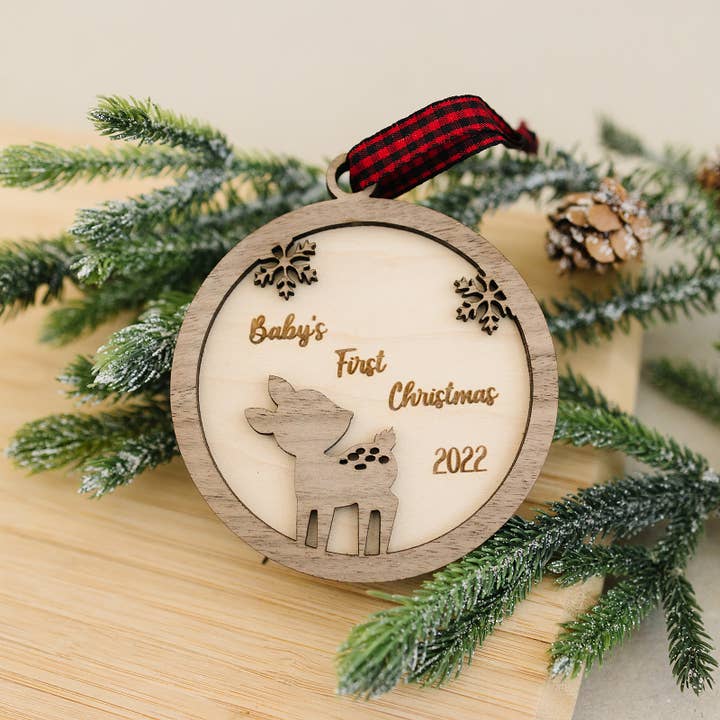 Weihnachtsschmuck für Babys, Motiv: Erstes Weihnachtskitz, 2024 für den Großhandel von Woodlander Workshop