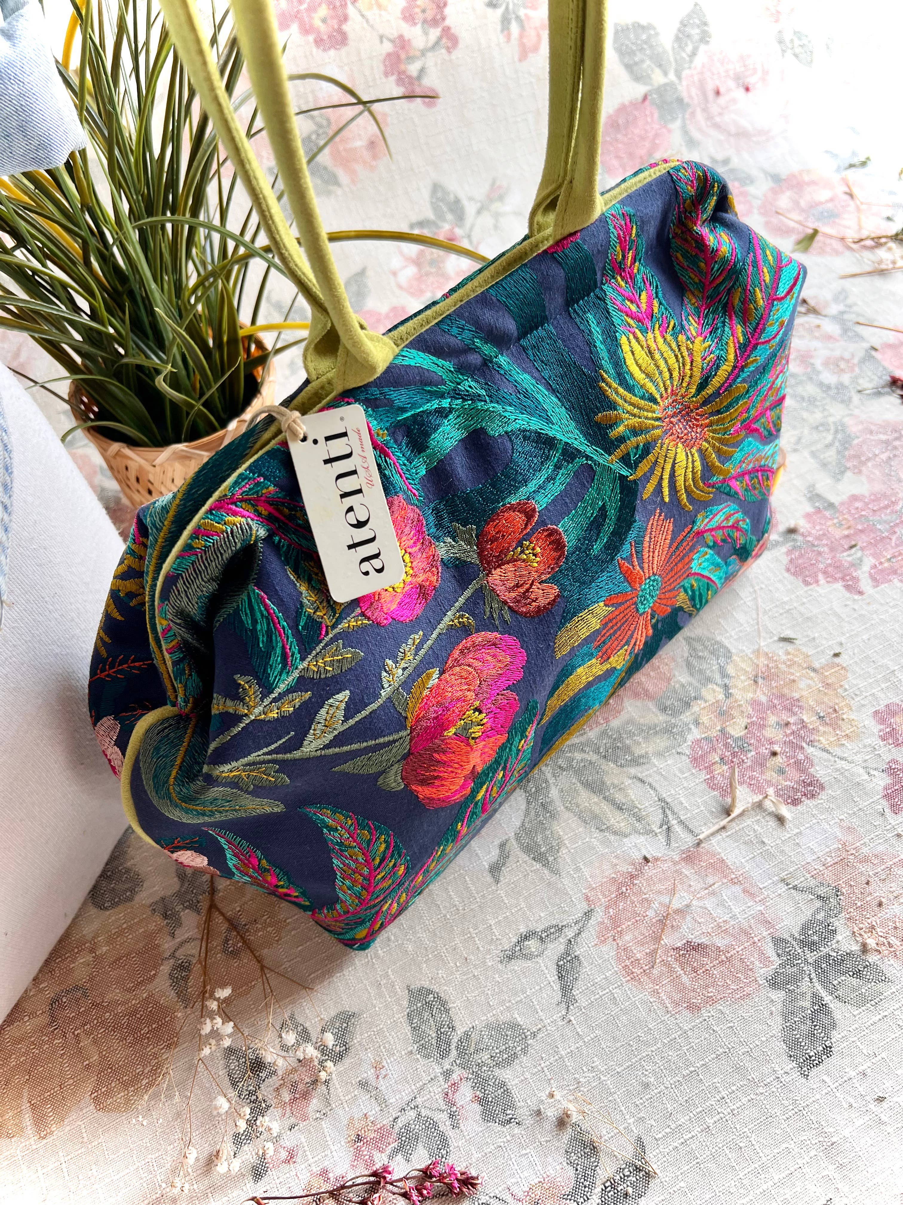 Atenti – Mala com alça superior – Mulher por atacado – Bolsa Doutora Moderna Flora Molly com Armação de Metal e Fecho de Pressão10