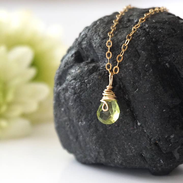 Raw Stone Elegance – Engroshandel Halskæde med vedhæng – Rå Peridot guld dråbe charme halskæde, ferie smykker gaver