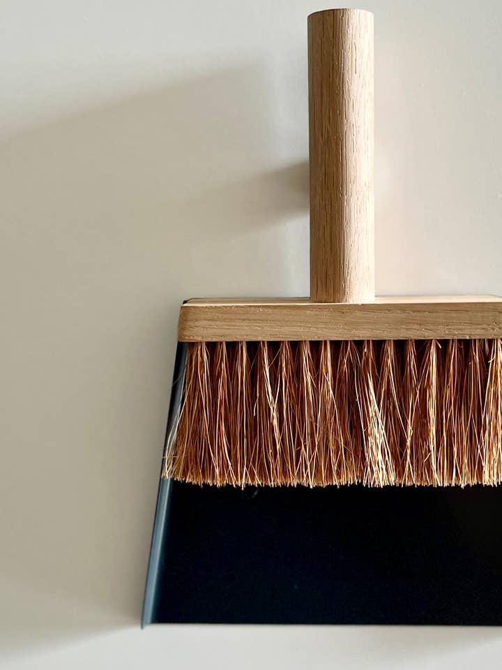 Ray magnetisches Kehrset von Clap Design – eleganter Pinsel und Kehrblech aus Eichenholz und Kokosfasern für den Großhandel von Clap Design