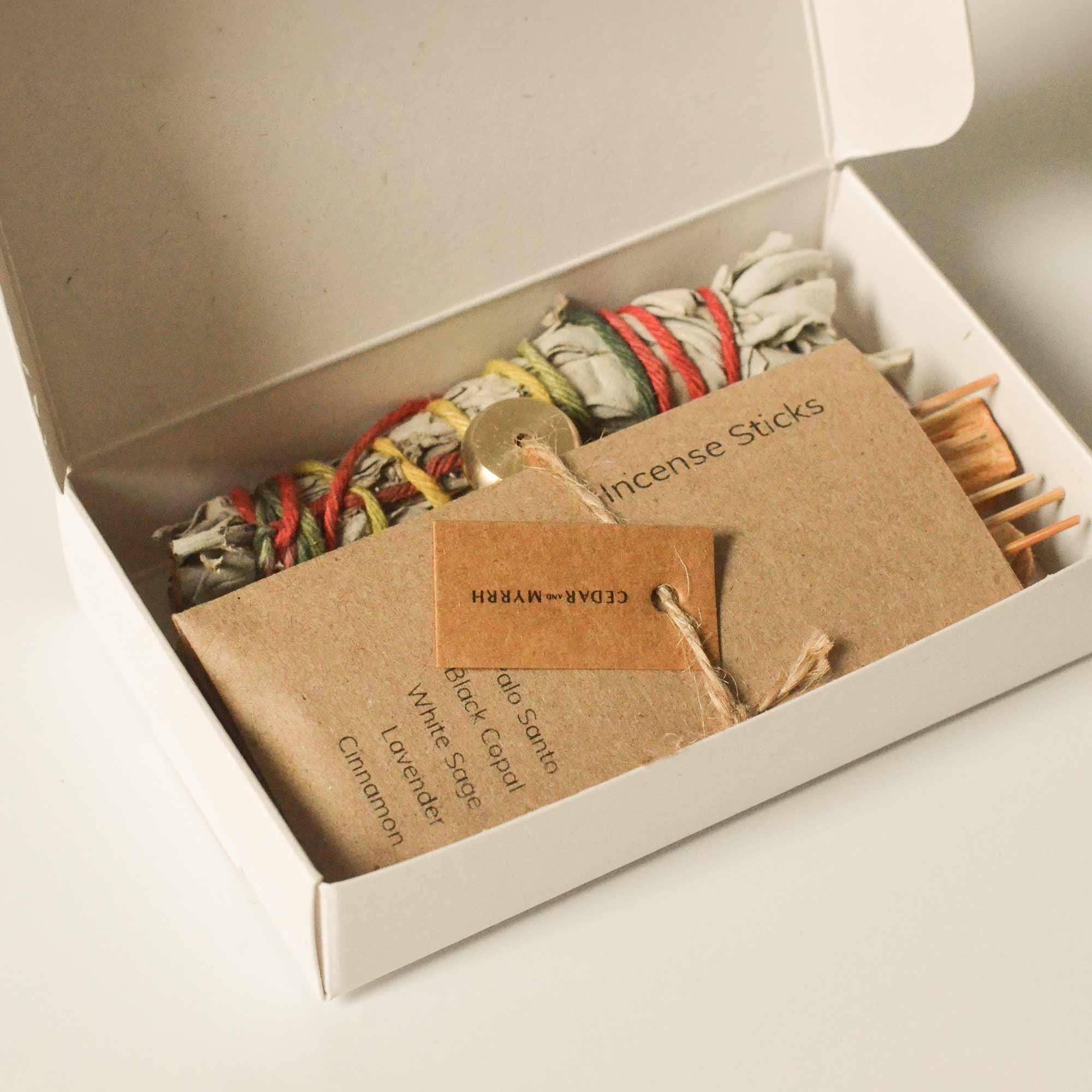 Cedar and Myrrh – Großhandel Meditationszubehör – Heiliges Brennritual-Set - Weihrauch, Palo Santo & Salbei1