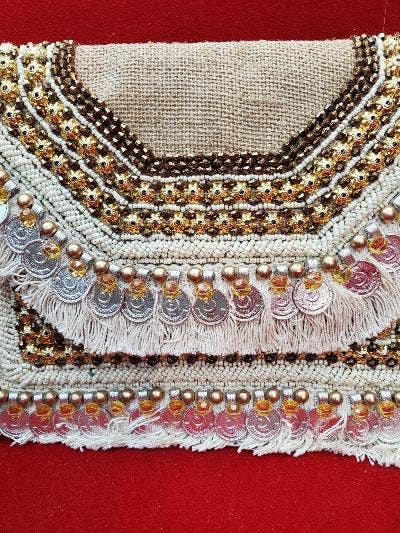 Mønt Boho Clutch. $30 for engroshandel hos Ranee's Accessories