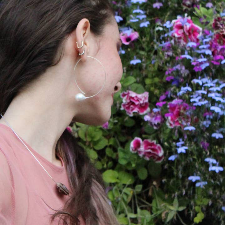 Angled Curve oorbellen met handgesneden edelstenen voor wholesale door Melissa McArthur - Jewellery Made in London