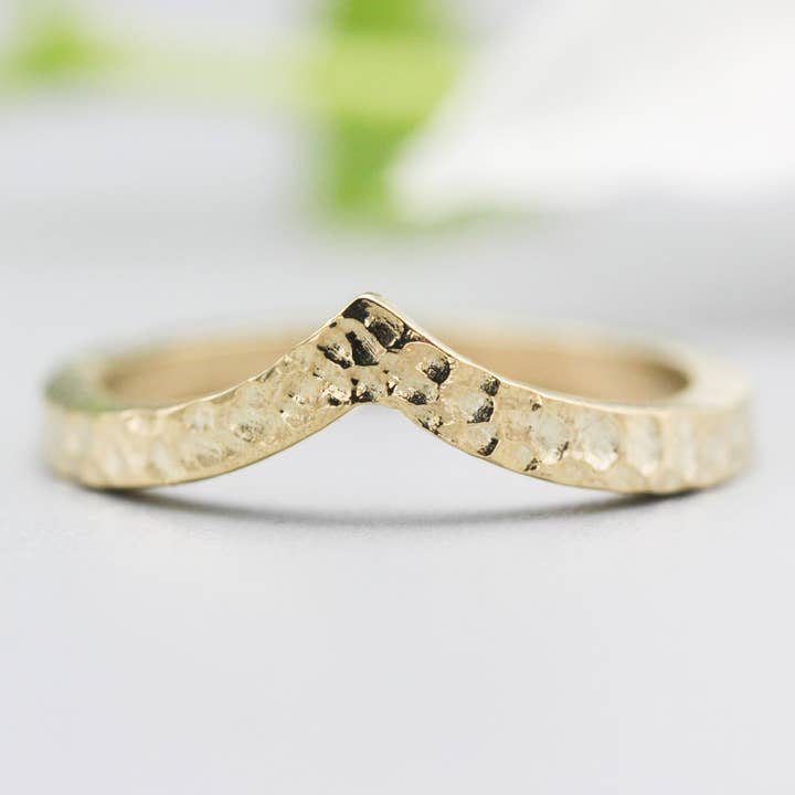 Anello con design a corona in oro 14k con fascia a texture martellata per la vendita all'ingrosso da parte di Metal Studio Jewelry