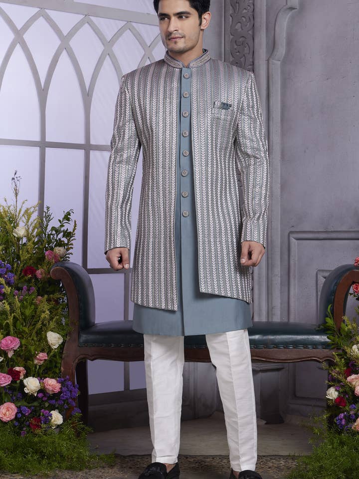 Sherwani Kurta Tradicional Indo-Ocidental em Seda de Arte Azul Suave com Casaco e Calça para Homens para Casamento - Trabalho de Bordado por atacado de HATKE BRIDE
