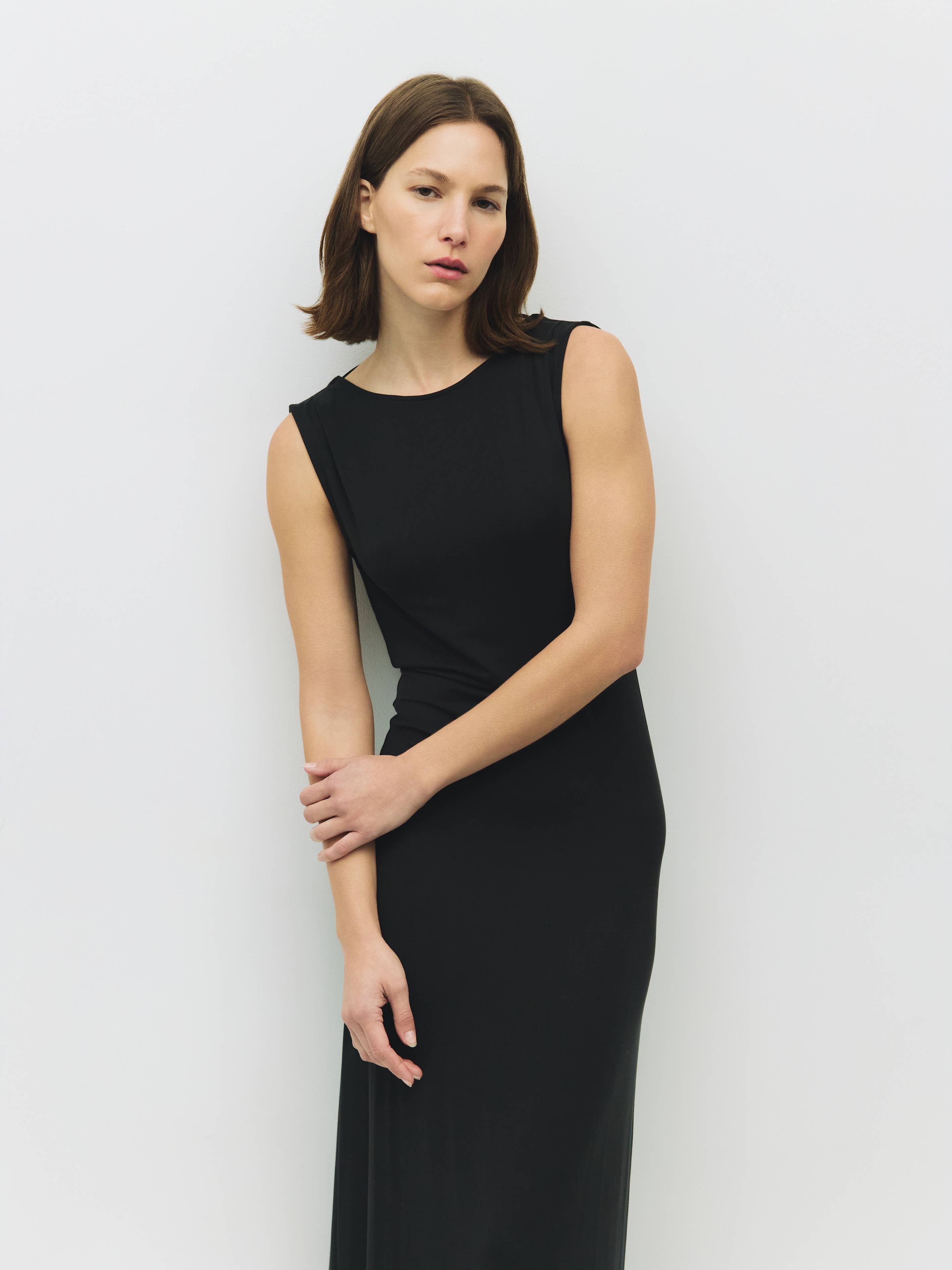 MOD REF – Großhandel Kleid – Damen – Das Benson-Kleid | Strick-Maxikleid mit Wasserfallausschnitt am Rücken11