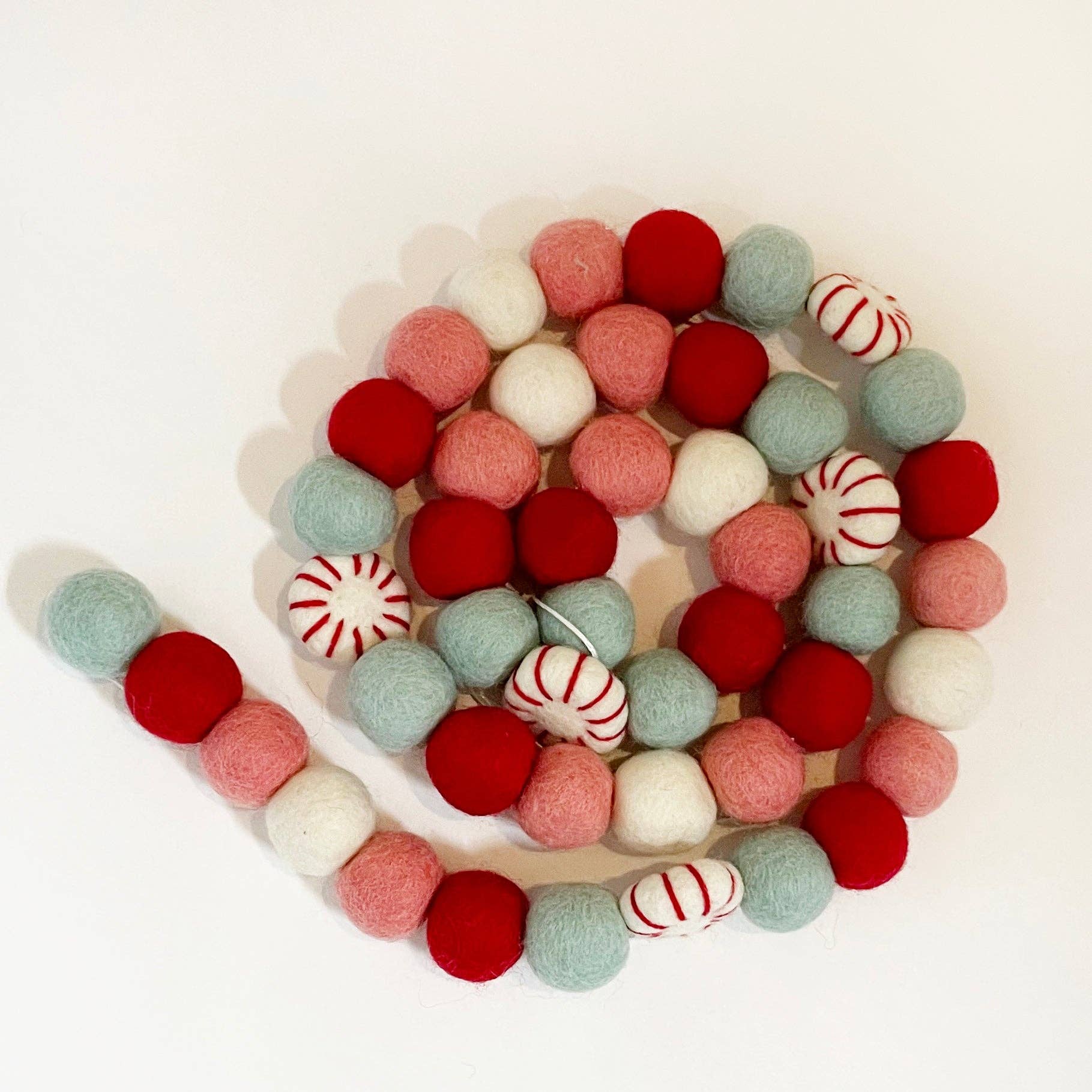 Decomod – Arco de bandeirinhas por atacado – Grinalda de Bolas de Feltro de Hortelã-Pimenta2