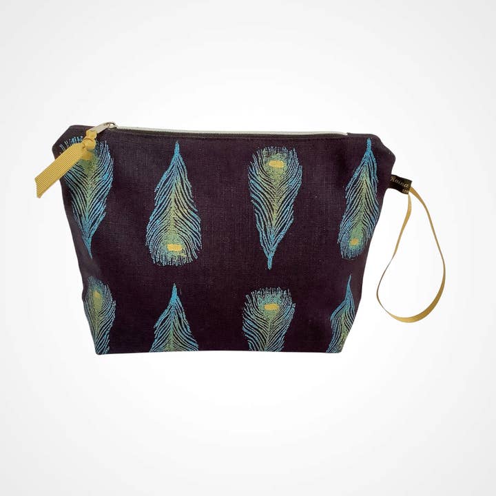 Marineblå linned makeup-taske med påfuglefjer for engroshandel hos Raina Atelier