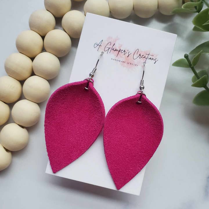 Boucles d'oreilles en cuir à pétales pincés en daim fuchsia pour la vente par A Glamper's Creations LLC