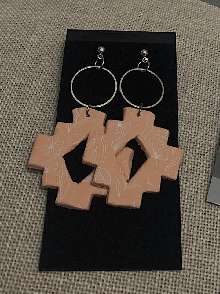 Pendentifs aztèques à imprimé floral beige avec anneaux argentés pour la vente par Polymearrings Jewelry Co.