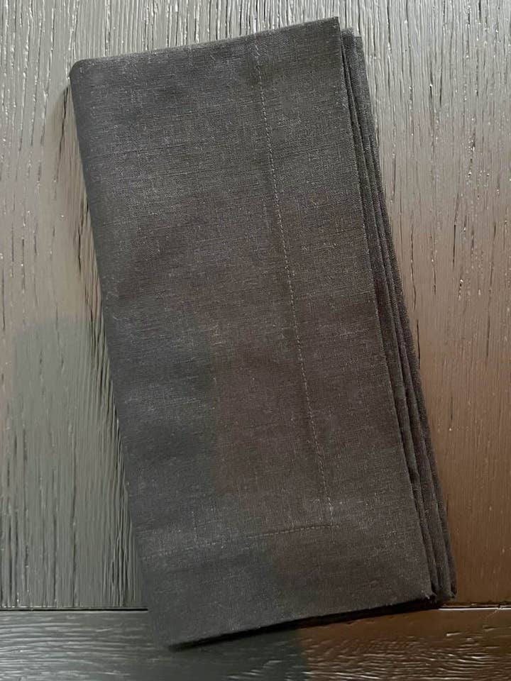 Serviette en lin noir pour la vente par KATIE FARNAN