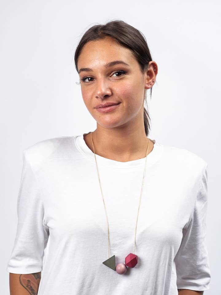 Collana artigianale anallergica lunga ciondolo legno Eloise per la vendita all'ingrosso da parte di Bijondo