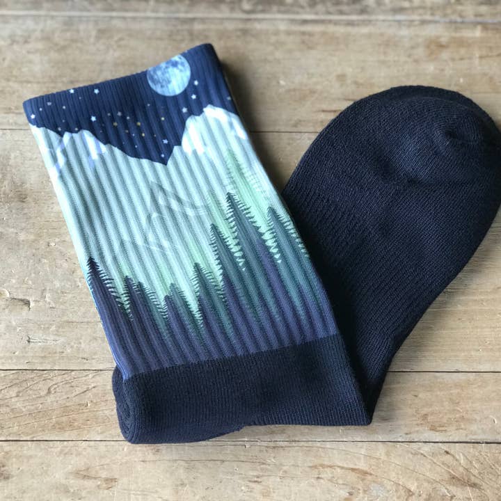 Calzini da uomo Night Mountain Scene (verdi) per la vendita all'ingrosso da parte di Simply Me • Gentlemen Est. 2017 LLC