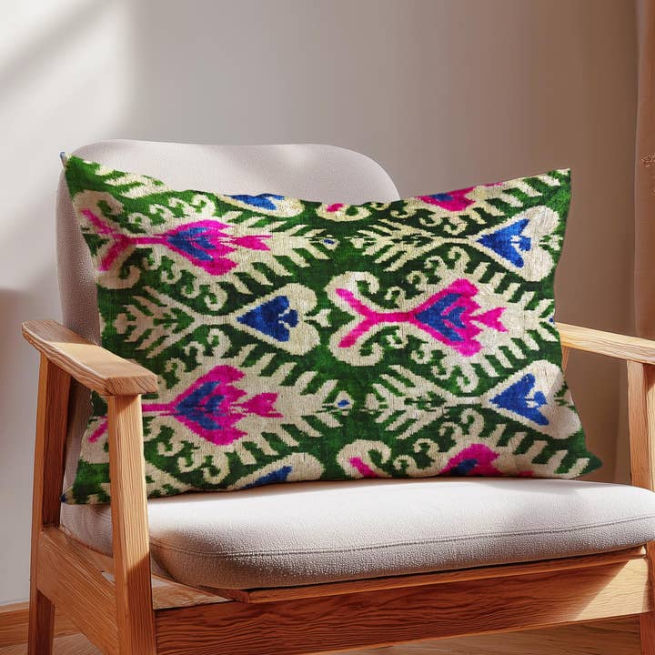 Funda de Cojín de Terciopelo Ikat Rosa y Verde: Cojín Boho Tropical para venta al por mayor de Samarra Home