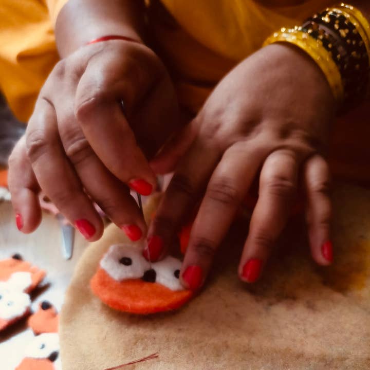 Luna-Leena - handmade in Nepal - Wholesale Keychain - Women's - sleutelhanger plat vos oranje - tasbedel - vilt - handgemaakt5