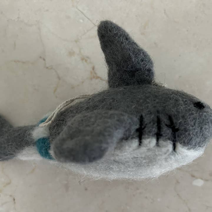 cerruti home – Ornamento por atacado – Ornamento artesanal de feltro “Shark in Buoy”0