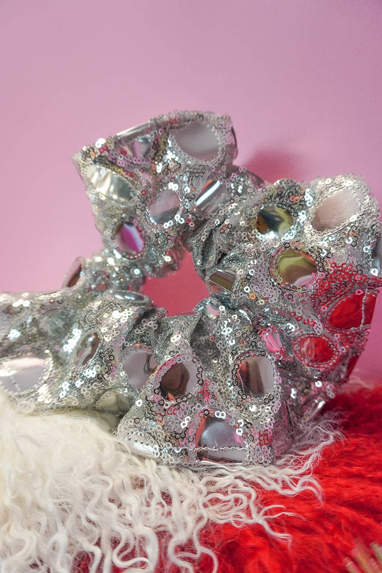 Isolated Heroes – Engroshandel Scrunchie – Kvinder – Barbarella Sølv Paillet Super Scrunchie3