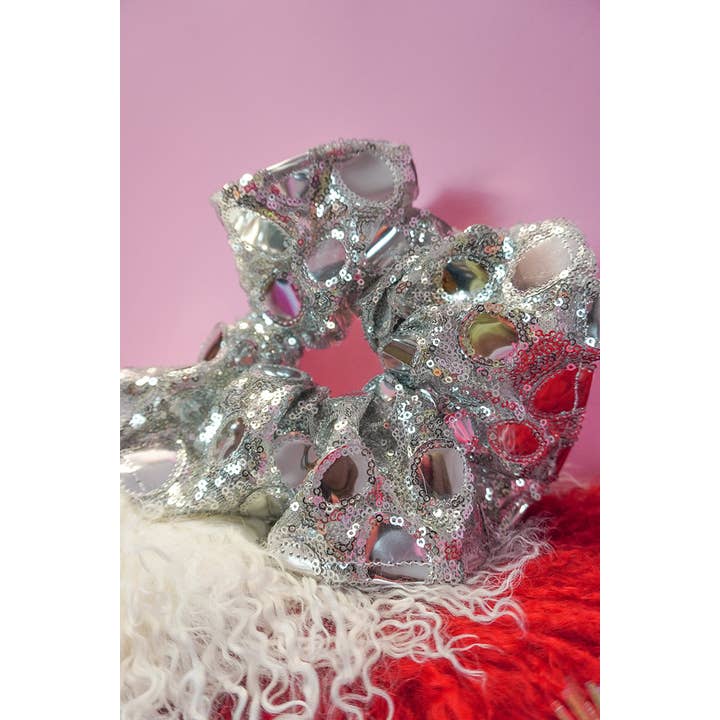 Isolated Heroes – Engroshandel Scrunchie – Kvinder – Barbarella Sølv Paillet Super Scrunchie3