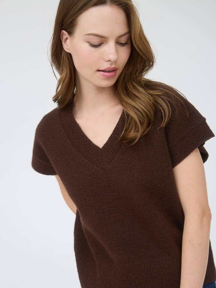 V-HALS KORTE MOUWEN GEBREIDE TRUI voor wholesale door The Workshop Studio