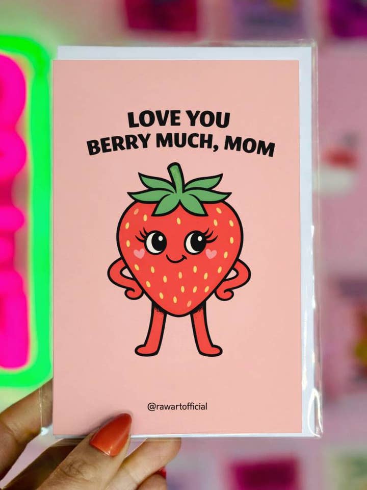 Carte de vœux pour la fête des mères : Je t'aime très fort maman Illustration de fraise pour la vente par Hot Mess Paper Co.
