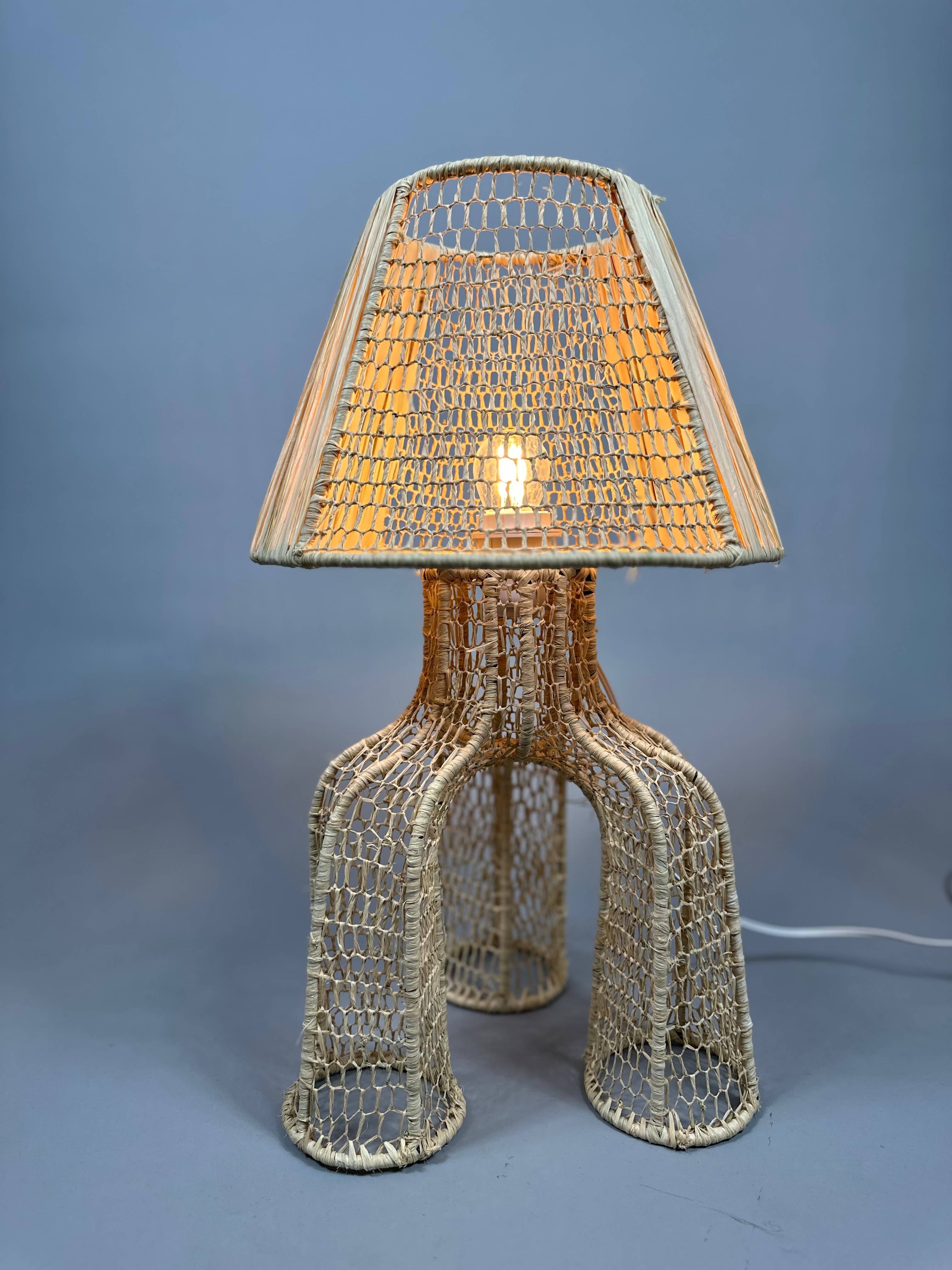 Mikwi – Engroshandel Skrivebordslampe – Naturlig raffia bordlampe, håndflettet lampeskærm10