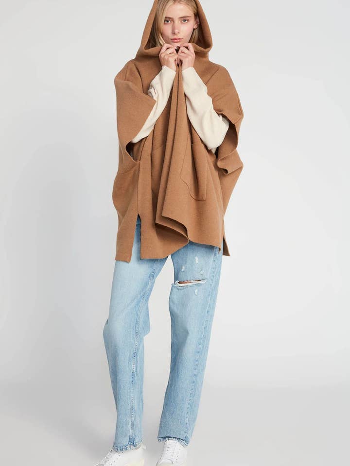 Poncho Cape à capuche intemporel avec poches pour la vente par Always Swanky