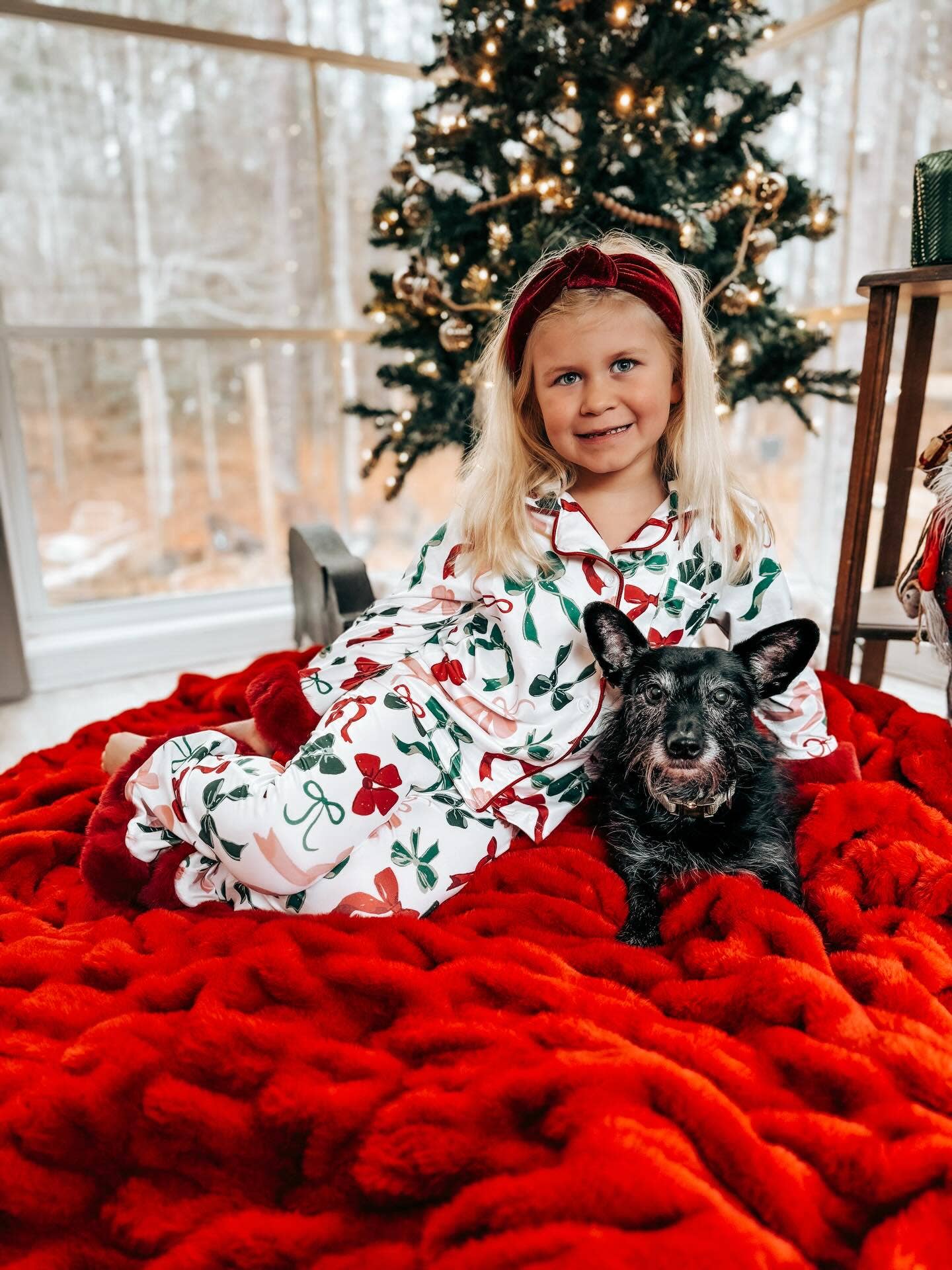 Rylee Faith Designs - Vente Haut et bas de pyjama – enfant - Ensemble de pyjama de Noël à imprimé nœud de fête – Vêtements de nuit confortables pour filles avec bordure rouge1