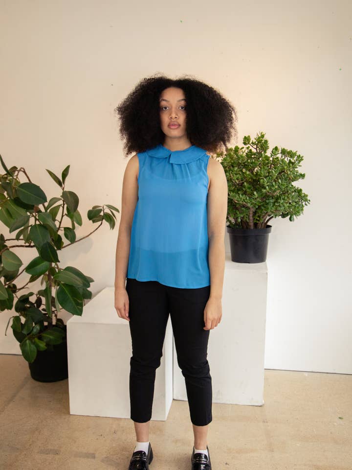 Blusa de gola plana arredondada, azul por atacado de Madia & Matilda