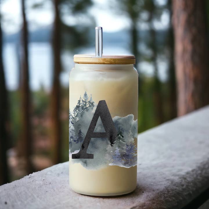 Foggy Trees Initials glazen beker van 16 oz met bamboedeksel en set voor wholesale door Modern Lifestyle Gifts