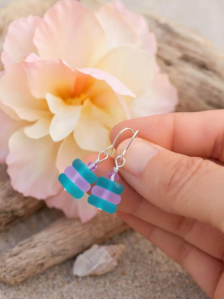 Handgemaakte oorbellen van sterling zilver met zeeglas voor wholesale door Bad Apple Designs