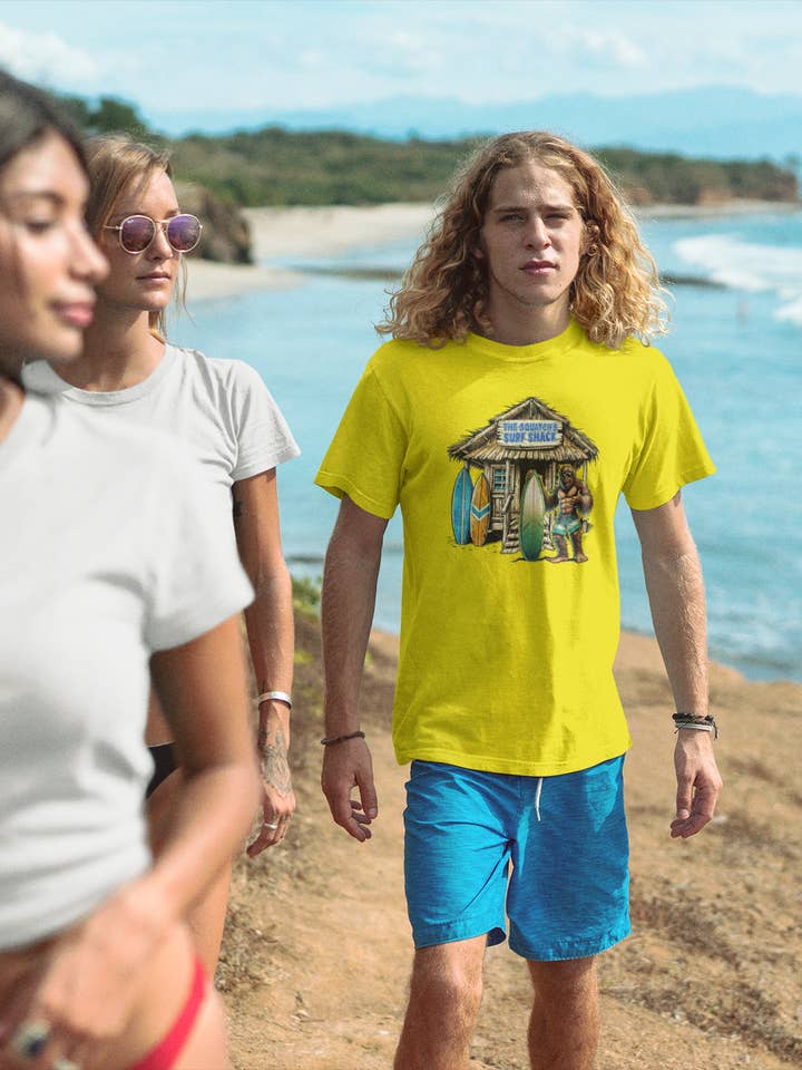 Squatchin’ Country – Großhandel T-Shirt (Grafikdruck) – Unisex – Bigfoot Surf Shack T-Shirt (blau oder gelb) anpassbar5