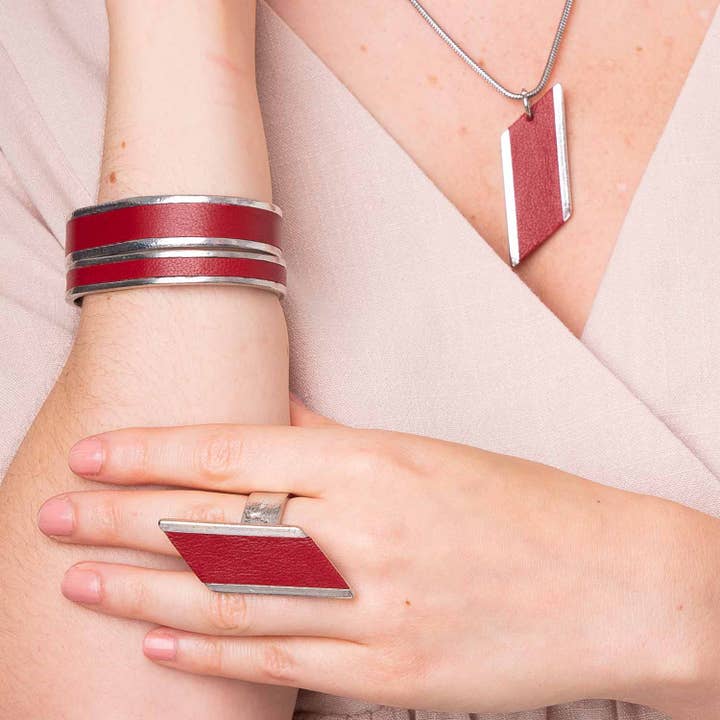 Bague ajustable en diamant avec incrustation en cuir rouge pour la vente par Sobo & Co Jewellery