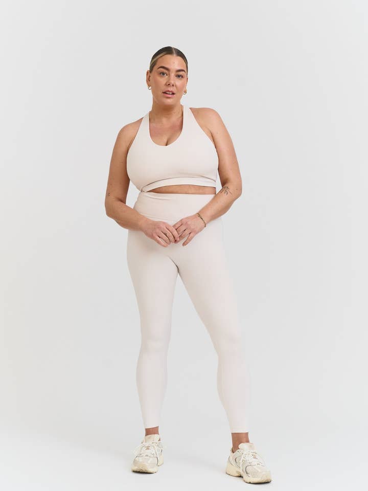 Sisterly Tribe - Wholesale Sportbeha - Dames - Softsculpt V-hals Kruisrug Beha - Marshmallow