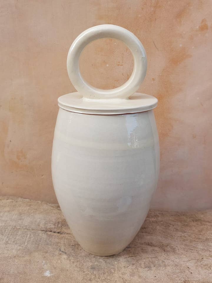 White terracotta jar. for wholesale by Cerámica Roca Caus