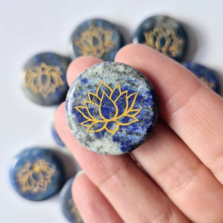 Edelstein Lapis Lazuli Scheibe 2,5 cm mit Lotus-Symbol – Taschenstein Worry Stone für den Großhandel von Moonlight Gemstones