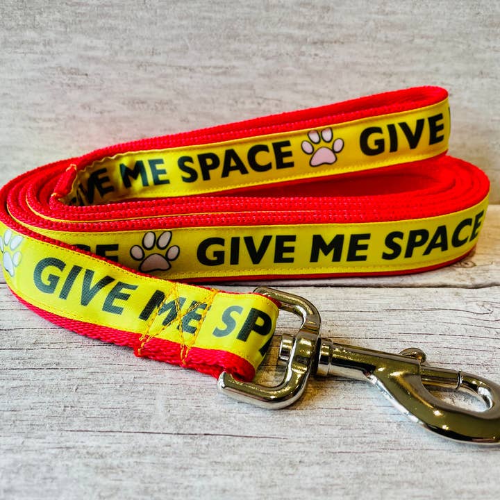 Laisse Give me Space Leash - Laisse réactive KEEP AWAY pour chien pour la vente par Dottie's Pet Boutique