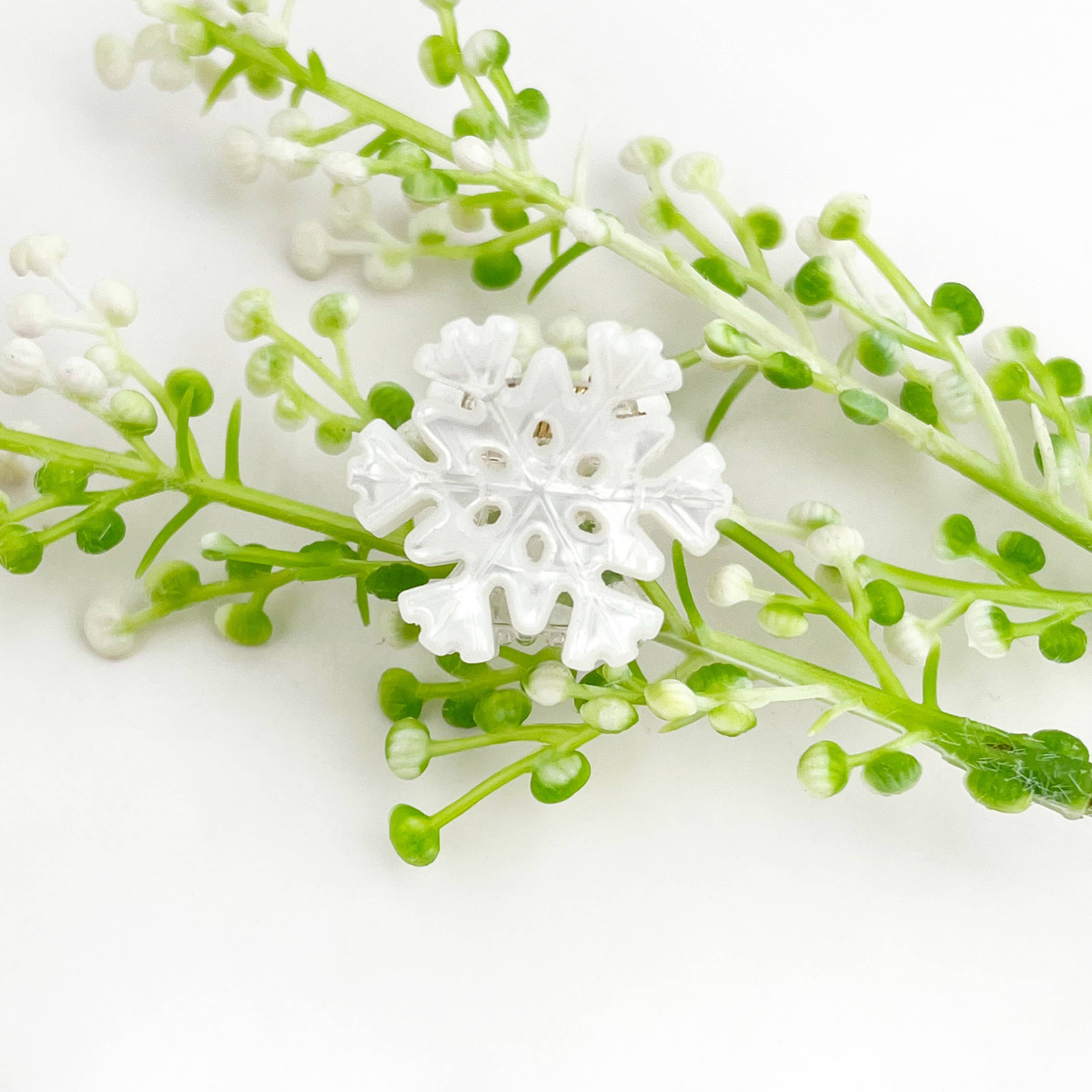 White Christmas Snowflake Hair Claw – Elegant Holiday Accessory for wholesale on Faire1