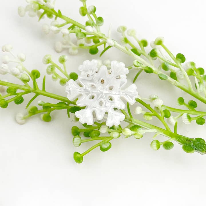 White Christmas Snowflake Hair Claw – Elegant Holiday Accessory for wholesale on Faire1