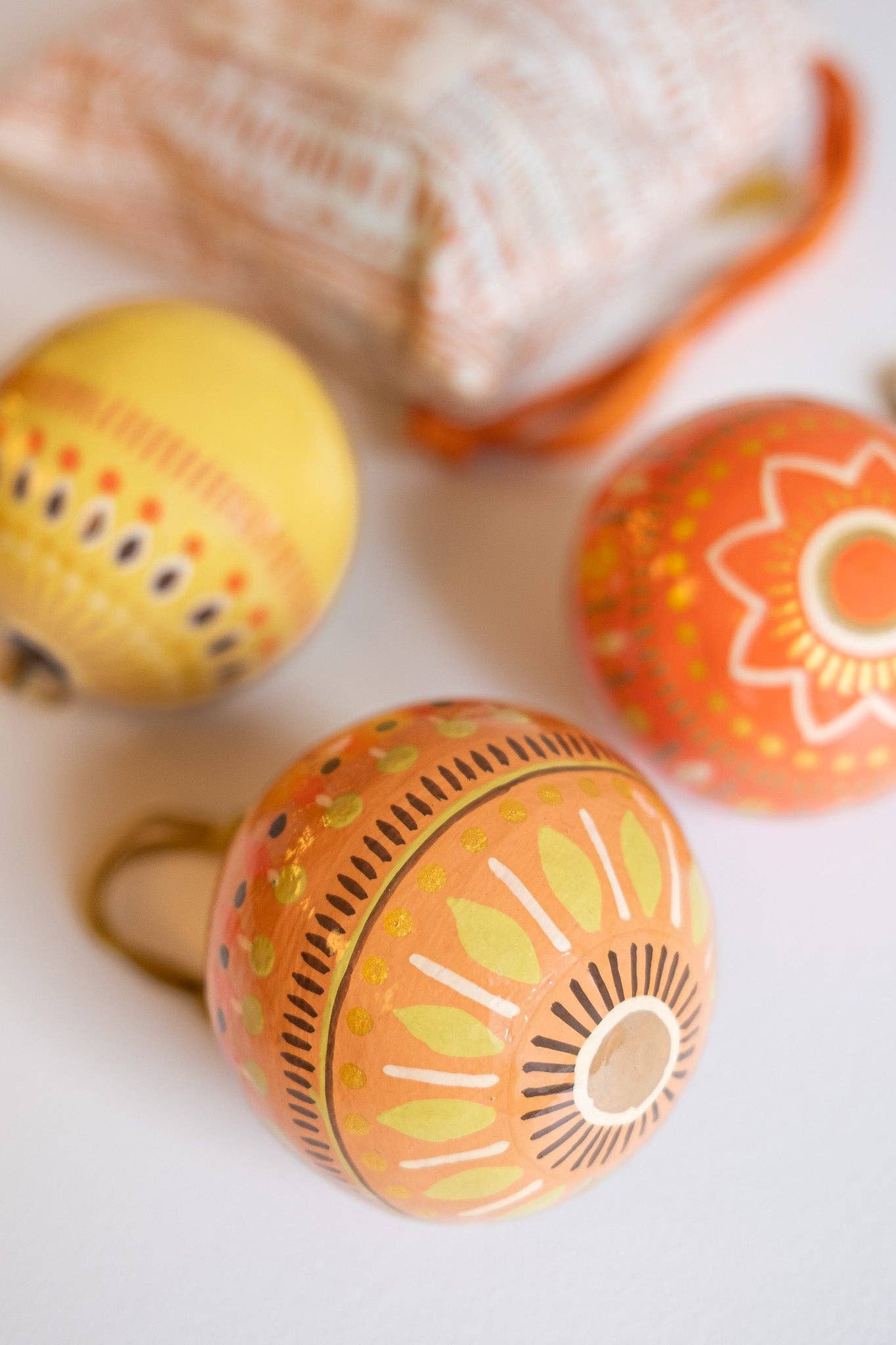 East End Press – wholesale Ornament set – UK/EU: Yuletide Gold Bauble Bag - Set of Three0